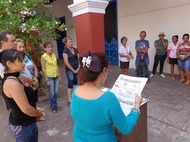 Trabajadores del museo La Periquera, de Holguín, reclamaron justicia para Venezuela. (foto del autor)