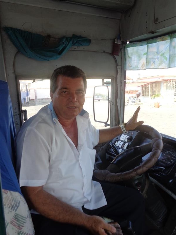 “Que las personas lleguen a votar a sus colegios también depende de mi”, afirma Jorge Abel Hung, un chofer de ómnibus urbanos de Sancti Spíritus. Foto: De la autora.