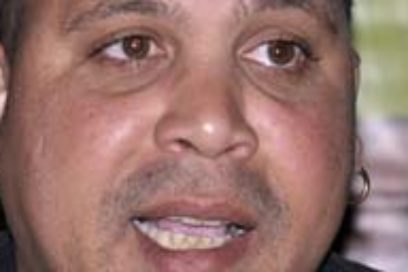 Un binomio ofrece piña colada