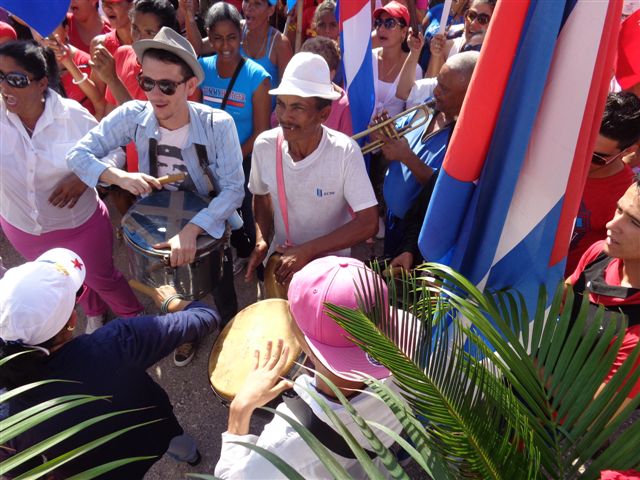 Una conga ameniza la festividad. foto Lourdes Rey Veitia