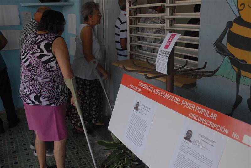 Personas de todas las edades y sectores de la sociedad espirituana asisten a las urnas.