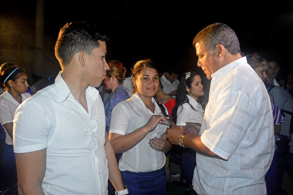 Julio Lima Corzo, primer secretario del PCC en Villa Clara entregó el carné de la UJC a los jóvenes que se inician en la organización. (Foto: Tomada del periódico Vanguardia)