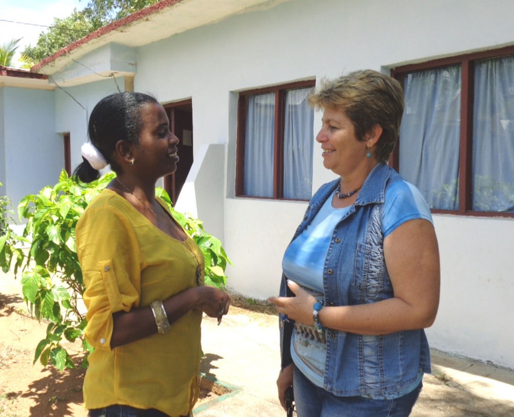 Existe vínculo permanente entre la primera secretaria del Comité Municipal del Partido (a la izquierda) y la presidenta de la Asamblea Municipal del Poder Popular. | foto: Noryis