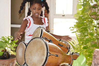 La niña que cautivó en la Fiesta del Tambor