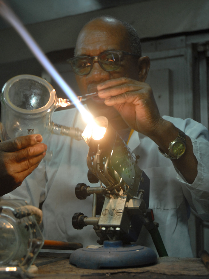 Como tecnólogo en soplado de vidrio, Amado Sáez Álvarez contribuye a la sustitución de importaciones.