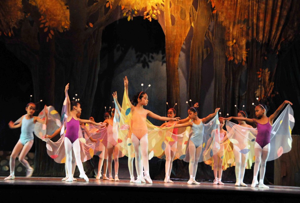 La obra Pedro y el Lobo fue el regalo que le hizo el Ballet de Camagüey a los jóvenes y niños de su provincia. Fotos: Orlando Durán Hernández