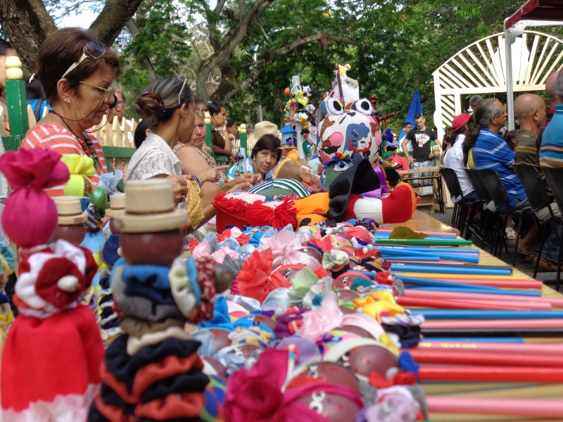 La fiesta de los libros sirvió de justificación para mostrar el buen arte manual de artistas locales como el proyecto Carsueño y sus muñecas de trapo