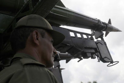 Felicita Raúl a combatientes de Gran Unidad de Tanques