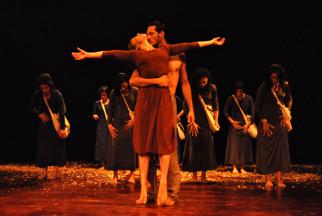 Un corazón que palpita, pieza que inauguró el XVIII Encuentro de Danza en Paisajes Urbanos. Foto: Yuris Nórido