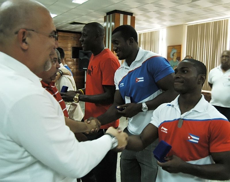 El presidente del INDER, Antonio Becali, participó de la actividad. En la foto entrega el Sello 75 Aniversario de la CTC al gimnasta Manrique Larduet. Foto: César A. Rodríguez.
