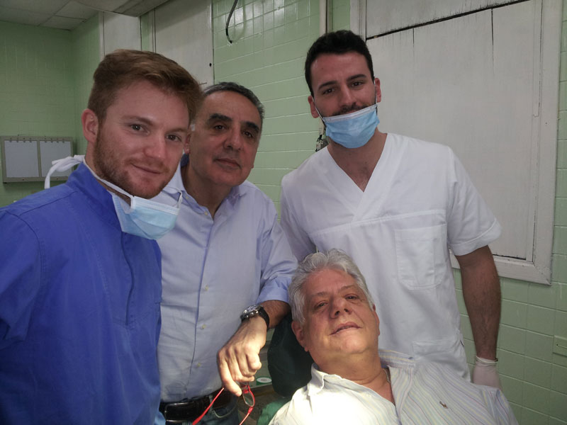 Tras de haber sido operado en La Habana, al centro, detrás de mí, el experimentado doctor Franco Bengazi, a su lado, los jóvenes cirujanos dentistas Claudio Bozzoli y Gianluca Genocchio.
