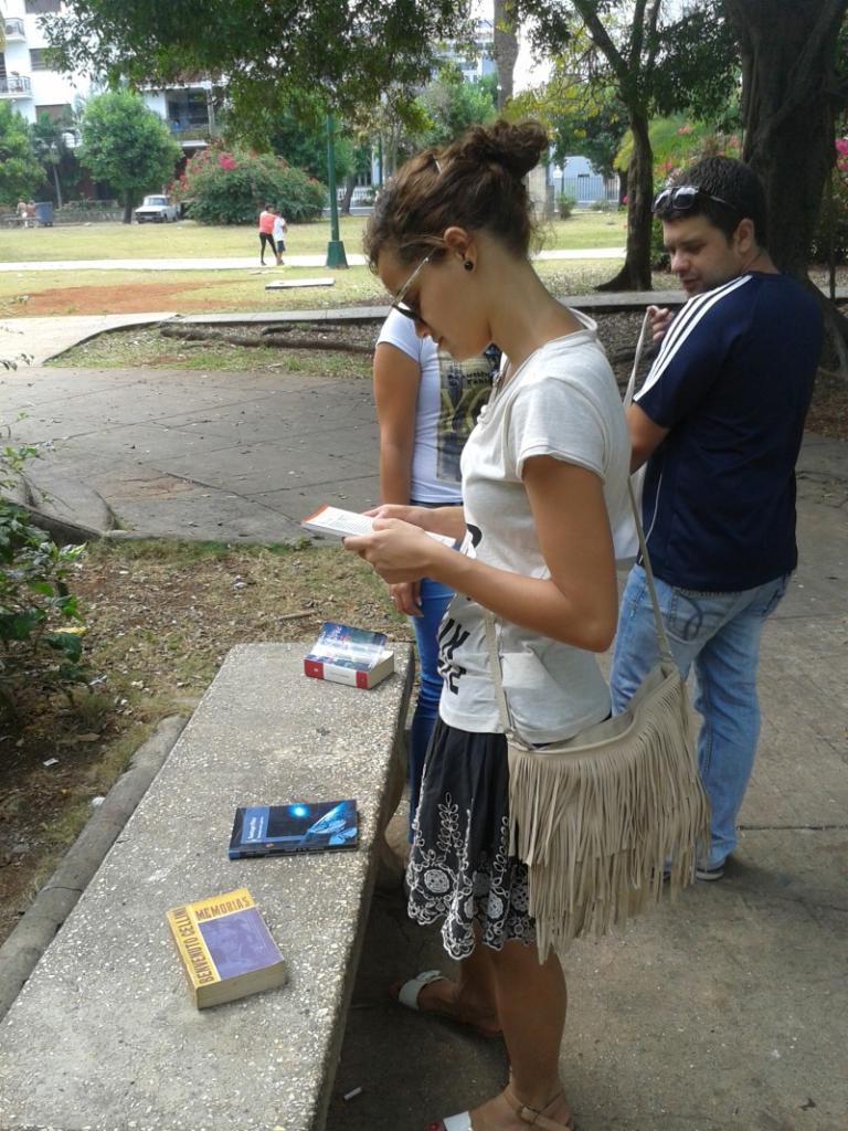Suelta Masiva de Libros, 26 de abril de 2015, Parque de H y 21, La Habana. Foto: Rafael González Escalona