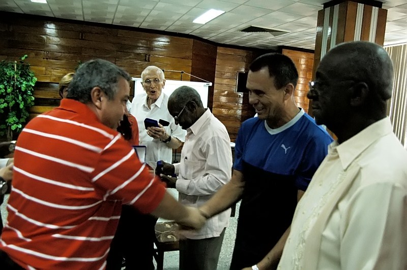 Ulises Guilarte hace entrega del Sello 75 Aniversario de la CTC al destacado profesor Rolando Acebal. Foto: César A. Rodríguez.