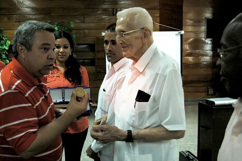 Ulises Guilarte hace entrega del Sello 75 Aniversario de la CTC a José Ramón Fernández. Foto: César A. Rodríguez.