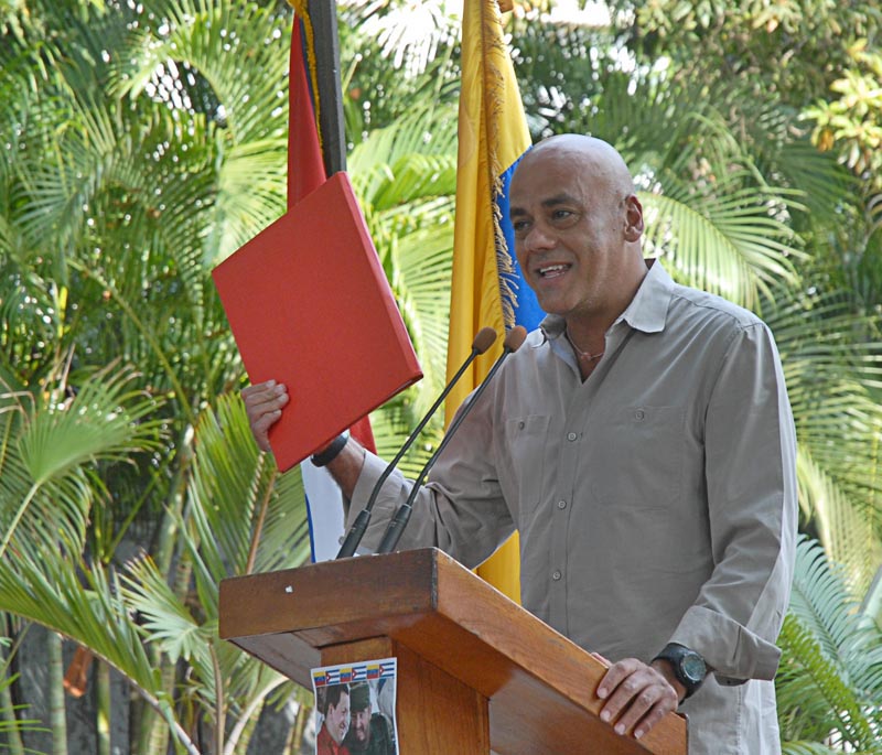 Jorge Rodríguez, vicepresidente del Partido Socialista Unido de Venezuela, recibió los libros contentivos de las más de tres millones 39 firmas solidarias del pueblo cubano. Fotos: Agustín Borrego