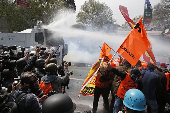 Manifestantes son reprimidos por la policía en Estambul, Turquía, este Primero de Mayo.