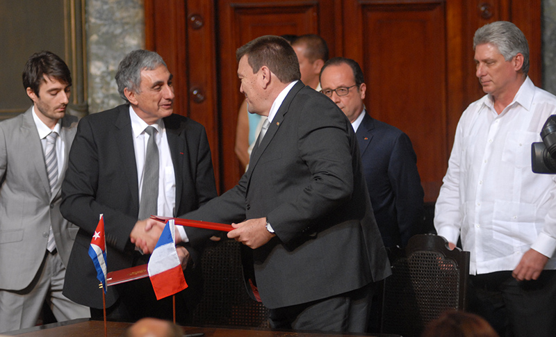 Firma de acuerdos entre Cuba y Francia. Aula Magna de La Universidad de La Habana.