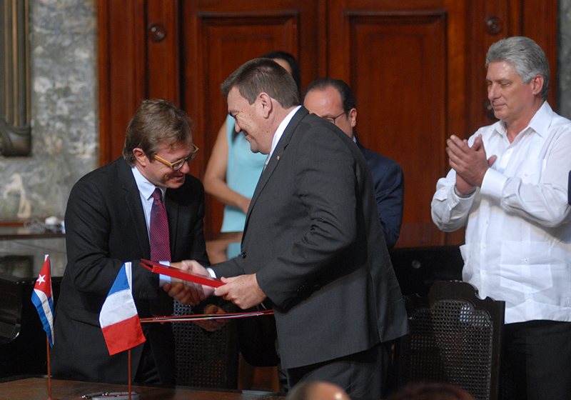 Firma de acuerdos entre Cuba y Francia. Aula Magna de La Universidad de La Habana. 11 de mayo de 2015. Foto: Agustín Borrego Torres