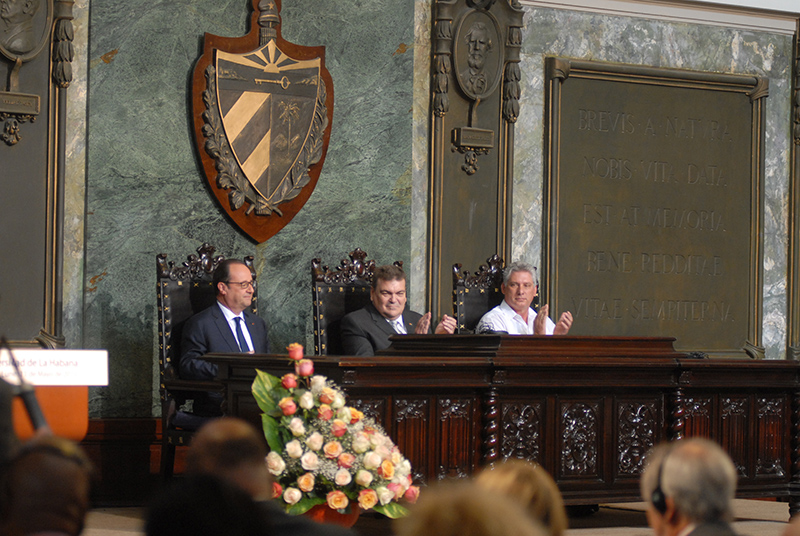 El presidente de Francia Francois Hollande, Gustavo Cobreiro, decano de la universidad de La Habana y Días Canel, primer viceministro de los Consejo de Estado y de Ministro. Aula Magna de La Universidad de La Habana. 11 de mayo de 2015. Foto: Agustín Borrego Torres