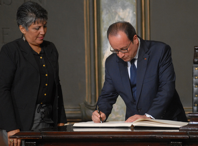 Firma el libro de visitante el presidente de Francia Francois Hollande. Aula Magna de La Universidad de La Habana. Foto: Agustín Borrego Torres