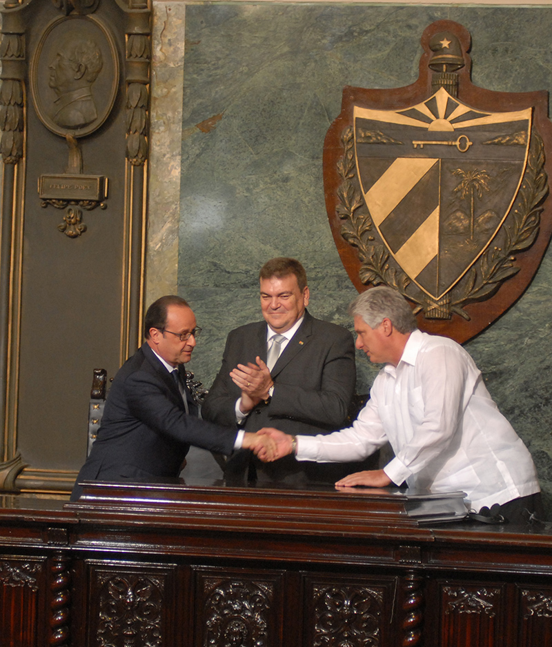 Saluda el presidente de Francia Francois Hollande y el primer viceministro de los consejo de estados y de ministros Días Canel. Aula Magna de La Universidad de La Habana. 11 de mayo de 2015. Foto: Agustín Borrego Torres