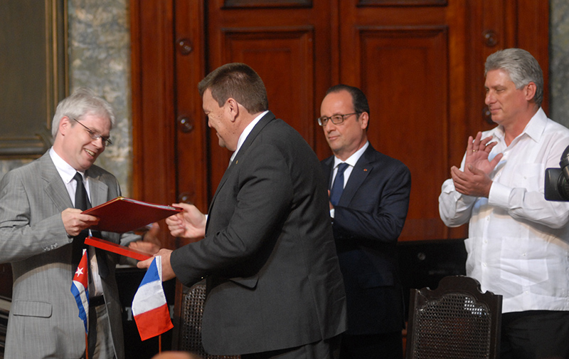 Firma de acuerdos entre Cuba y Francia. Aula Magna de La Universidad de La Habana. 11 de mayo de 2015. Foto: Agustín Borrego Torres