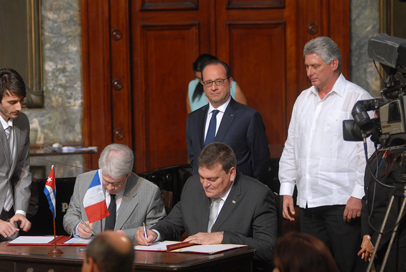 Firma de acuerdos entre Cuba y Francia. Aula Magna de La Universidad de La Habana. 11 de mayo de 2015. Foto: Agustín Borrego Torres