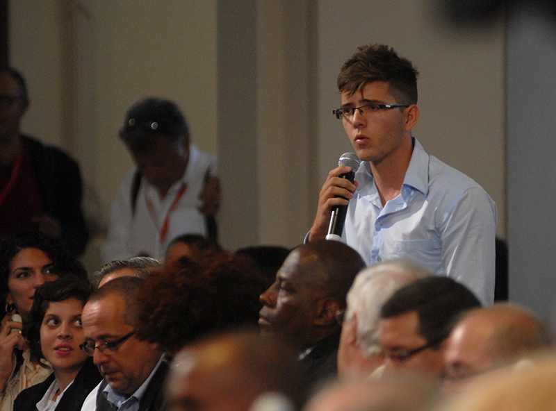 Joven universitario haciendo preguntas al presidente de Francia. Aula Magna de La Universidad de La Habana. 11 de mayo de 2015. Foto: Agustín Borrego Torres