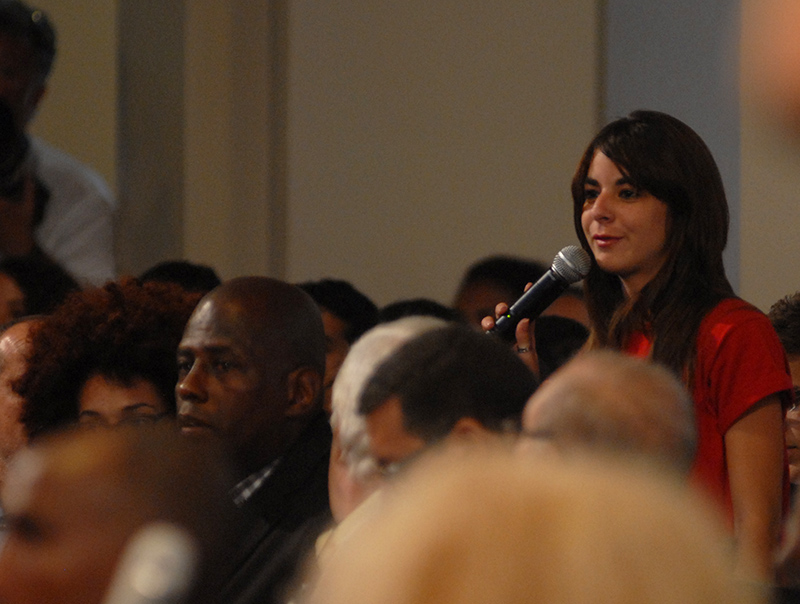 Joven universitaria preguntando al presidente de Francia. Aula Magna de La Universidad de La Habana. Foto: Agustín Borrego Torres