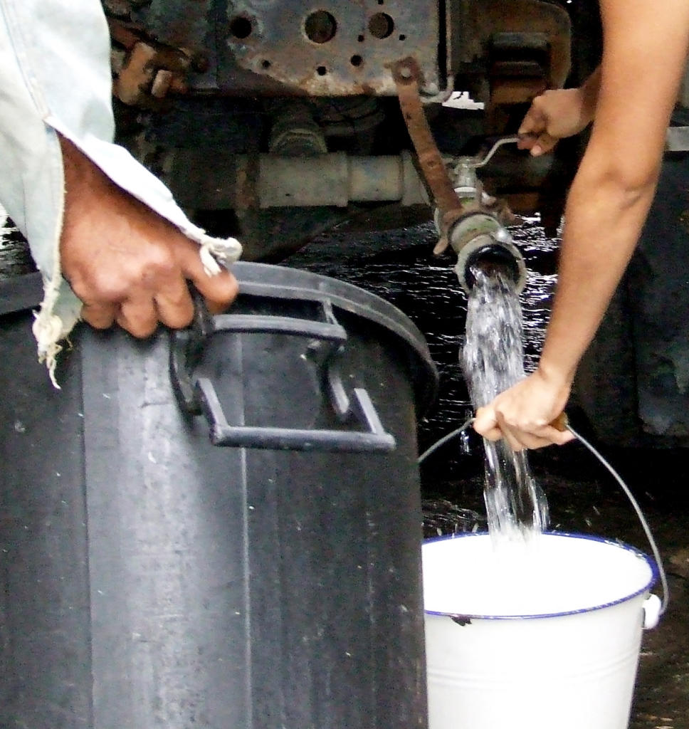 Más de 50 mil capitalinos reciben agua por carros pipa, aunque la cifra tiende a disminuir por la conclusión de mantenimientos y otras medidas emergentes. Foto: Heriberto González Brito.