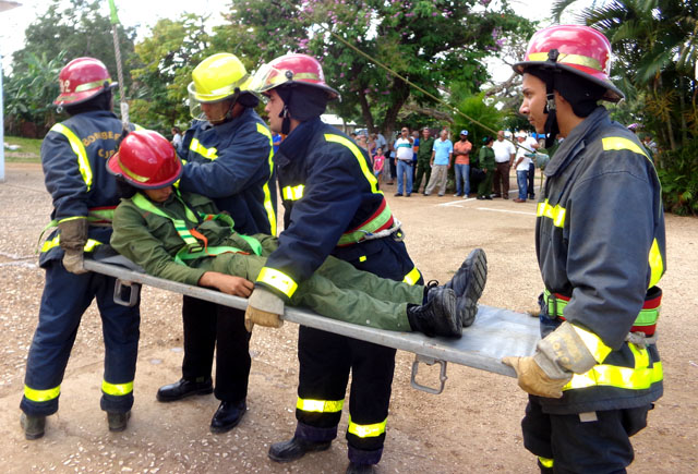 Los ejercicios de rescate y salvamento de personas sobresalieron entre las actividades en Ciego de Ávila (Foto: José Luis Martínez Alejo)