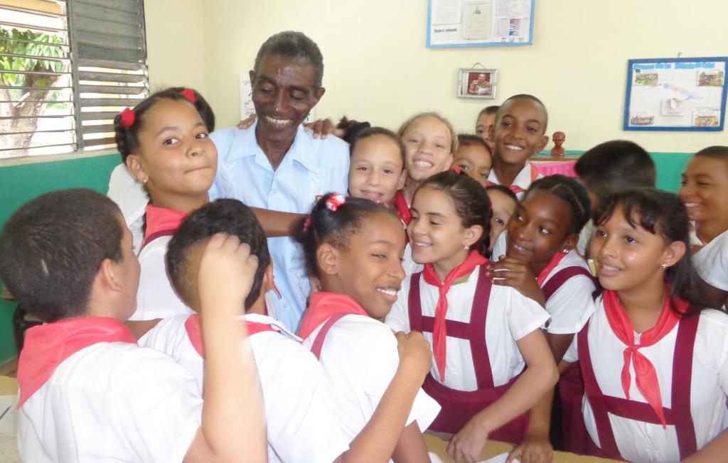 En el aula de 4to D, donde imparte Matemática, la noticia de tener a un profe Héroe del Trabajo provocó un alud de emociones. Foto de la autora