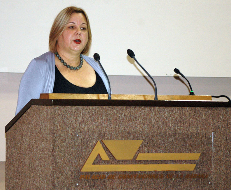 Mary Blanca Ortega, ministra de comercio interior, durante su conferencia magistral para inaugurar el Primer Simposio Internacional de Desarrollo del Comercio y los Servicios. Foto: César A. Rodríguez