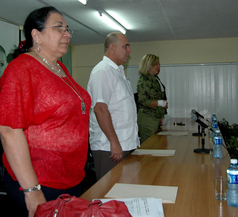 7 de Abril del 2015 Centro de Colaboración ,se despide a la Brigada que parte hacia Nepalen la imágenlas notas del Himno Nacional de Cuba de izquierda a derecha Marcia Cobas Vicemionistra de Salud a su lado Roberto Morales Ministro de Salud y le sigue Ana Teresa Gonzalez Viceministra del MINREX .Fotos: César A. Rodriguez.