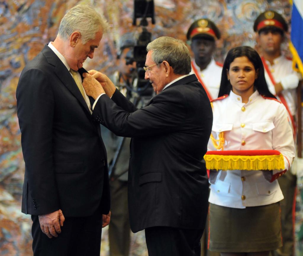 El General de Ejército Raúl Castro Ruz (C), Presidente de los Consejos de Estado y de Ministros de Cuba, condecora a Tomislav Nikolic (I), presidente de Serbia, con la Orden José Martí, la más alta distinción que confiere el Consejo de Estado, en ceremonia efectuada en La Habana, el 19 de mayo de 2015.  AIN   FOTO/Abel PADRÓN PADILLA/sdl