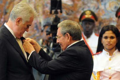 Condecora Raúl al presidente de Serbia