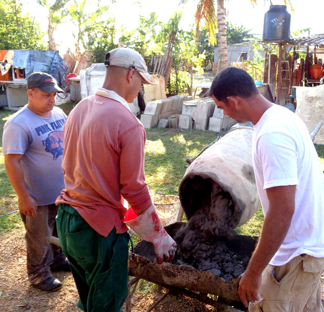 Trabajadores no estatales contribuyen a la fabricación de 92 tipos de materiales de construcción en Ciego de Ávila. Foto: José Luis Martínez Alejo