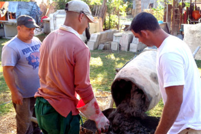 Notable aporte de cuentapropistas avileños en la producción de materiales de la construcción