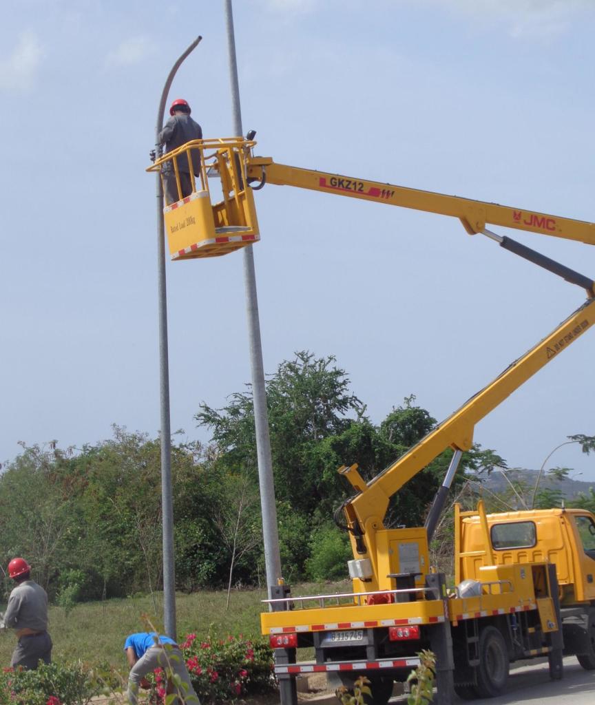 El quehacer de los trabajadores de la Empresa Eléctrica se hace visible en diversas arterias de la ciudad santiaguera. Foto: Betty Beatón