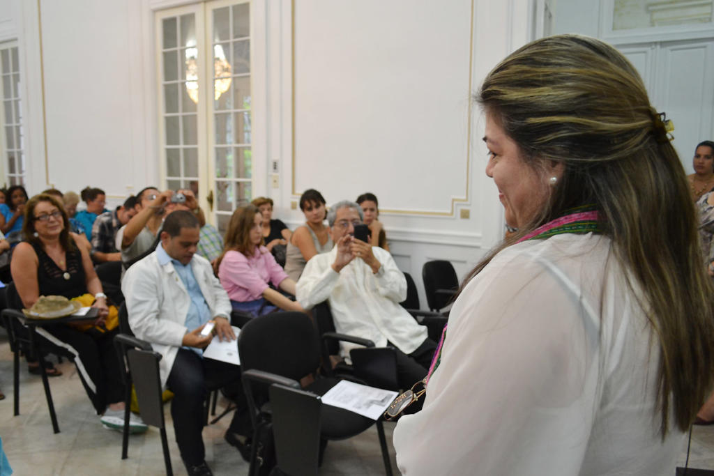 Momentos en que la Embajadora de la República de El Salvador, Excelentísima Señora Sandra Alvarado, daba lectura a la carta enviada por el Presidente de su país.