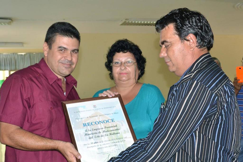 Entrega la CTC Nacional Certificado de 50 años a los centros del sindicato de la Salud Empresa de Medicamentos del Este. La Habana 19 de Mayo 2015. Foto Eddy Martin Díaz.