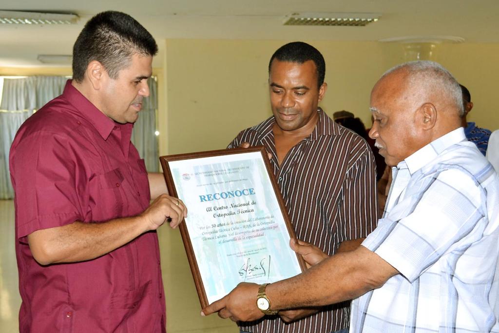 Entrega la CTC Nacional La Distinción de 50 años de trabajo a los centros del sindicato de la Salud al Centro Nacional de Ortopedia Cuba RDA. Fue recibido por el Director general del Centro Nacional de Ortopedia Técnica CNOT . MSc. Guillermo Ródriguez Nápoles (Director General) La Habana 19 de Mayo 2015. Foto Eddy Martin Díaz.