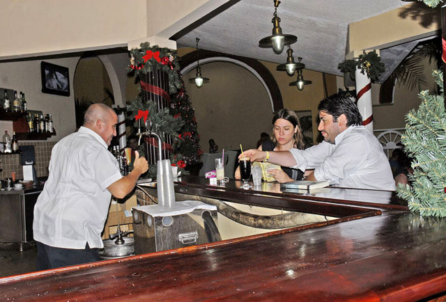 Los trabajadores del sector, de ellos más de 5 mil 700 afiliados hoy al Sindicato de Hotelería y Turismo, han recibido una formación integral en la escuela Formatur, donde atesora grado científico el 79% de sus profesores. Foto: Nohema Díaz Muñoz