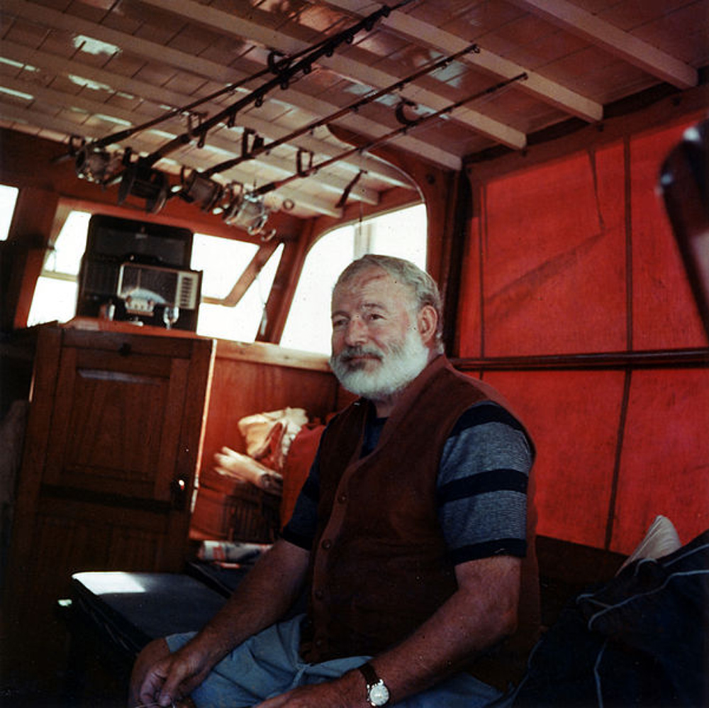 Hemingway en el interior del Pilar. / Foto: Tomada de Internet.