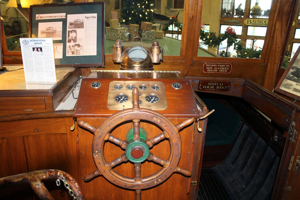 Timón, brújula y entrada al camarote del Pilar que está en Islamorada. / Foto: Tomada de Internet.