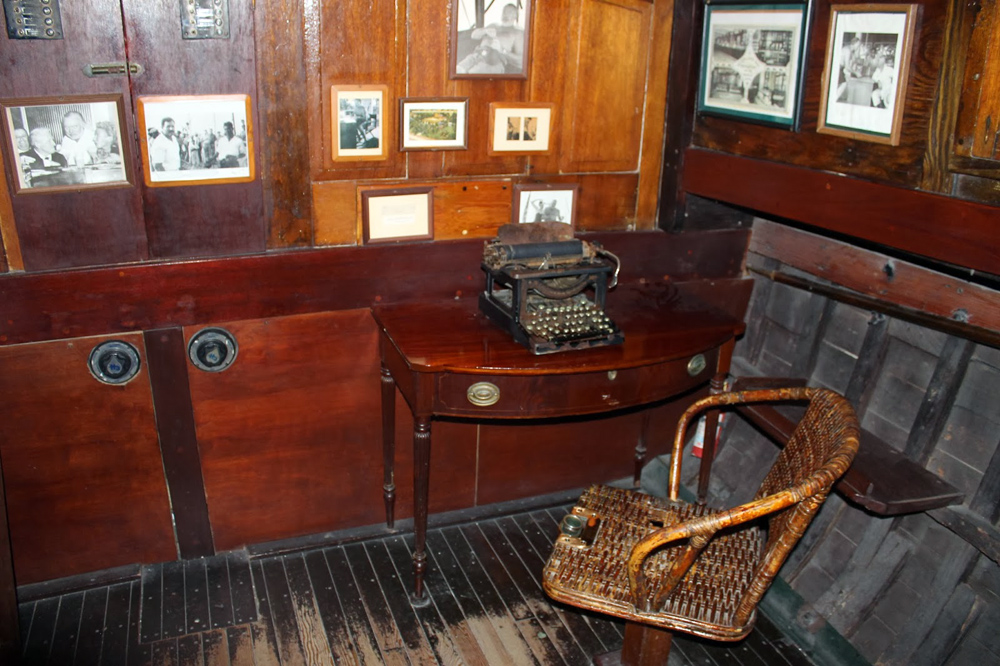 Otra vista del camarote, con una vieja máquina de escribir portátil. / Foto: Tomada de Internet.
