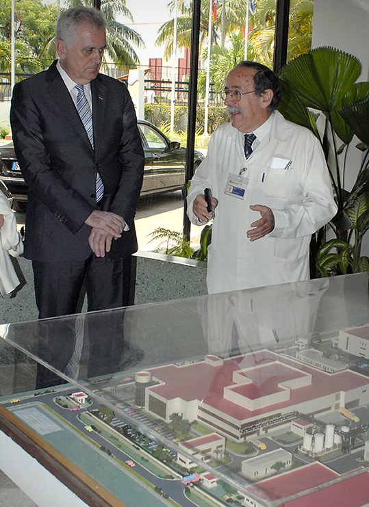 Recibe Agustín Lage Dávila. A excelentísimo señor Tomislav Nikolic, Presidente de Serbia en el centro de Inmunología Molecular CIM. La habana 20 de Mayo 2015. Foto Heriberto González Brito.