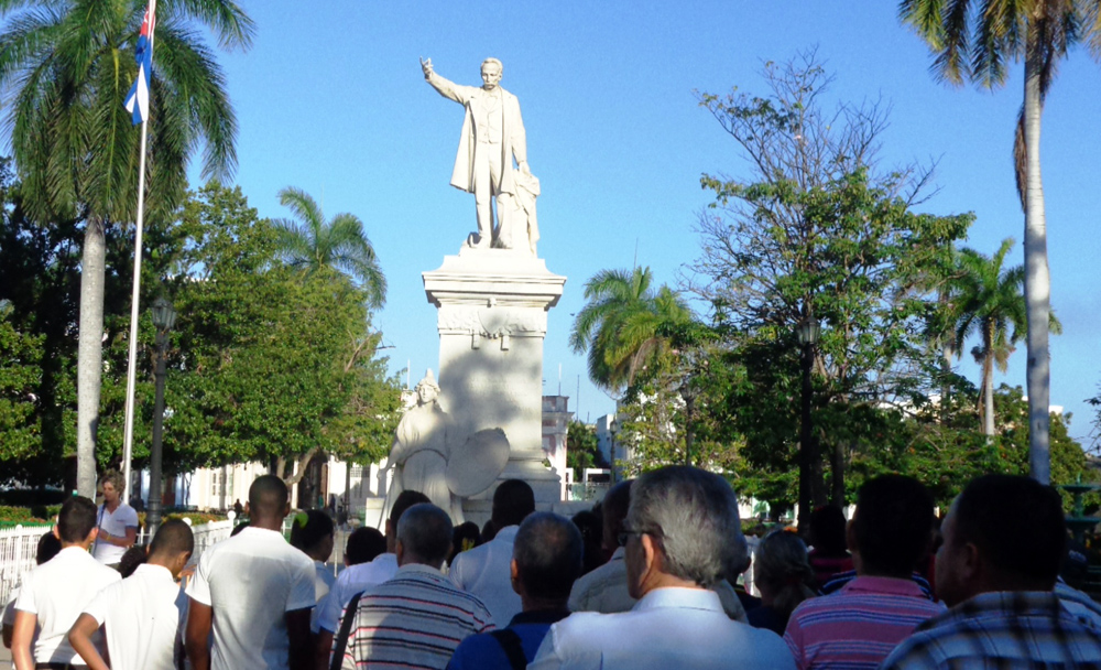 El homenaje tuvo lugar frente a la estatua que perpetúa su memoria. | Foto: Barreras Ferrán