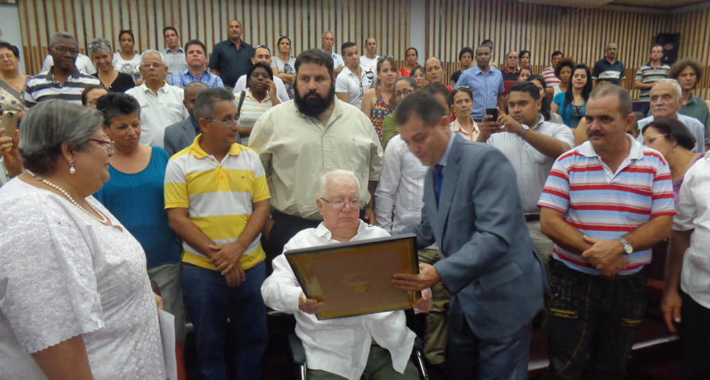 El intelectual y político cubano Armando Hart Dávalos recibe el título de Doctor Honoris Causa en Ciencias Sociales por la Universidad de Pinar del Río Hermanos Saíz Montes de Oca (UPR). 