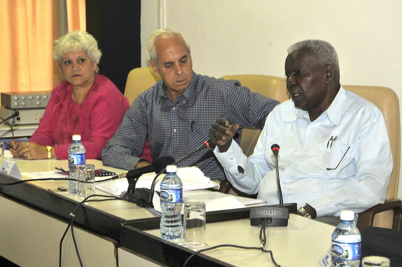 Esteban Lazo Hernández , titular del Parlamento cubano, subrayó que la mayor eficiencia en las estructuras de gobierno no se basan solo en las normativas, sino también en la preparación de los hombres. Foto: José Raúl Rodríguez Robleda